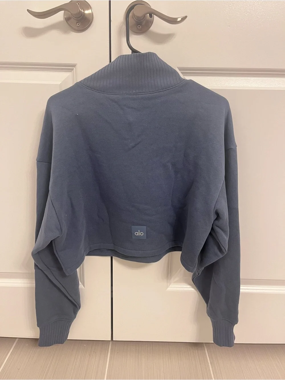 ALO Yoga Cropped mock neck sweatshirt